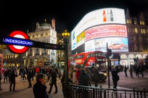 Piccadilly cirus je nejznámějším dopravním uzel v Londýně