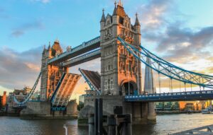 Tower Bridge je nejznámějším zvedacím mostem na světě