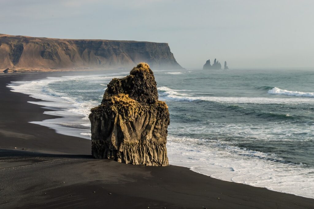 Reynisfjara, pláž, černý sopečný písek, Island, historie, turistika, příroda