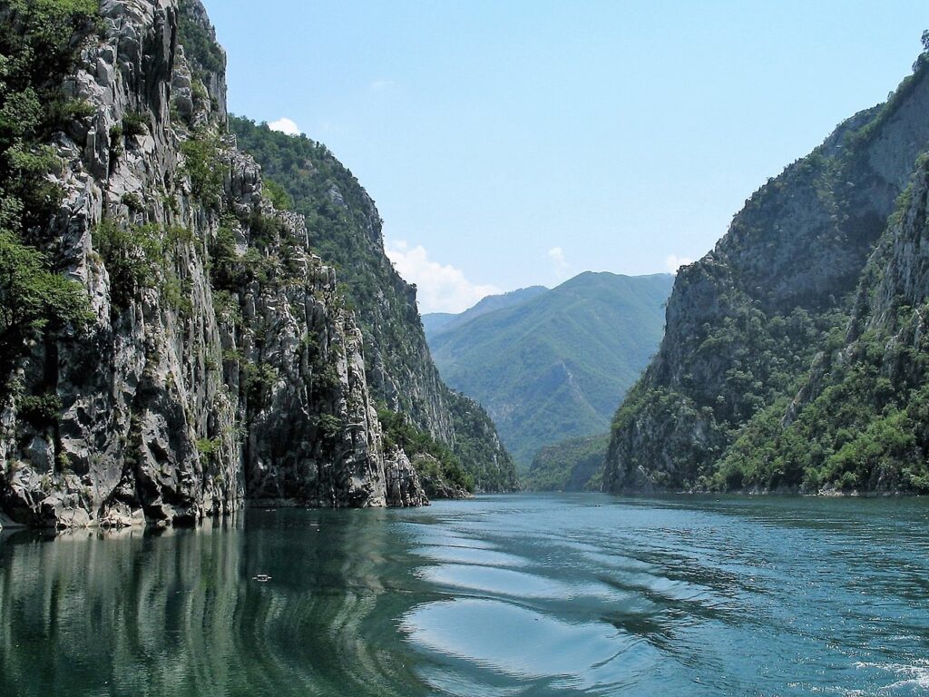 jezero Komani, Albánie, útesy, historie, voda
